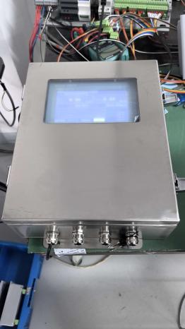 Stainless-steel weighing controller connected on a test bench