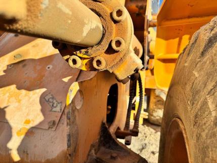 Wheel-loader linkage and available installation space