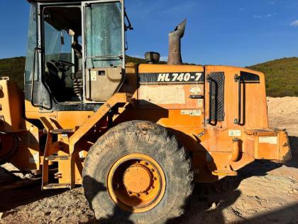 Hyundai HL740-7 wheel loader viewed from the side