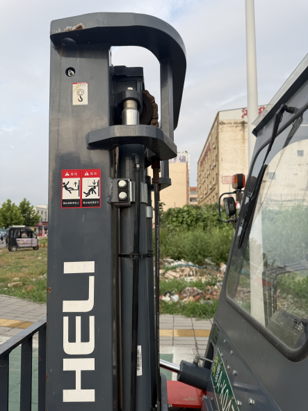 HELI forklift mast, hydraulic cylinder and warning label