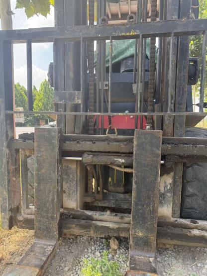 Forklift carriage, mast and chain viewed from the front