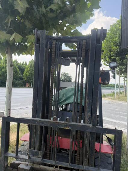 Outdoor front view of a forklift mast and carriage